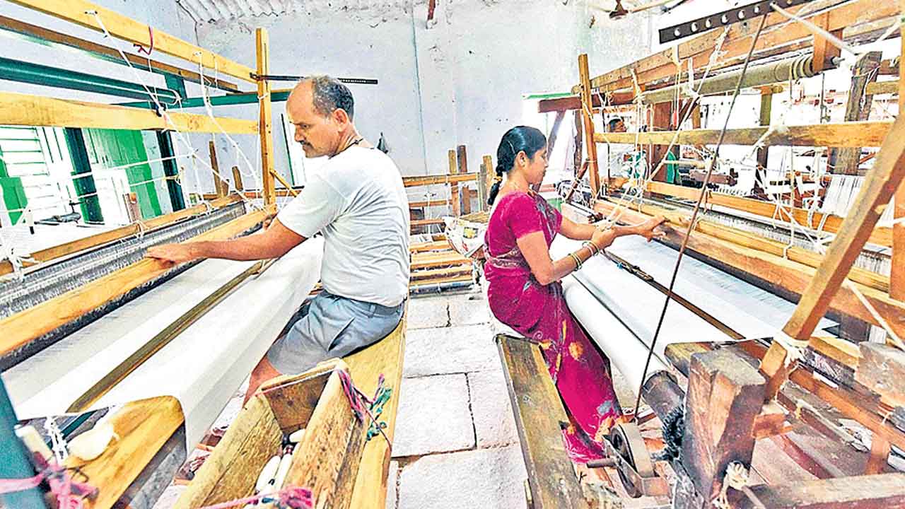 Handloom Workers | కేంద్ర, రాష్ర్టాల పోటీతో నేతన్నల లూటీ.. సంక్షేమ పథకాలన్నీ రద్దు చేసిన రెండు ప్రభుత్వాలు