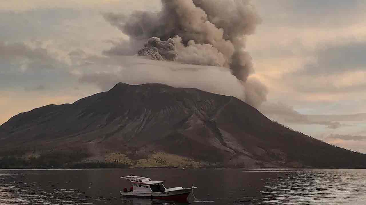 Indonesian Volcano: ఫోటో దిగ‌బోయి అగ్నిప‌ర్వ‌త లోయ‌లో ప‌డ్డ మ‌హిళ‌