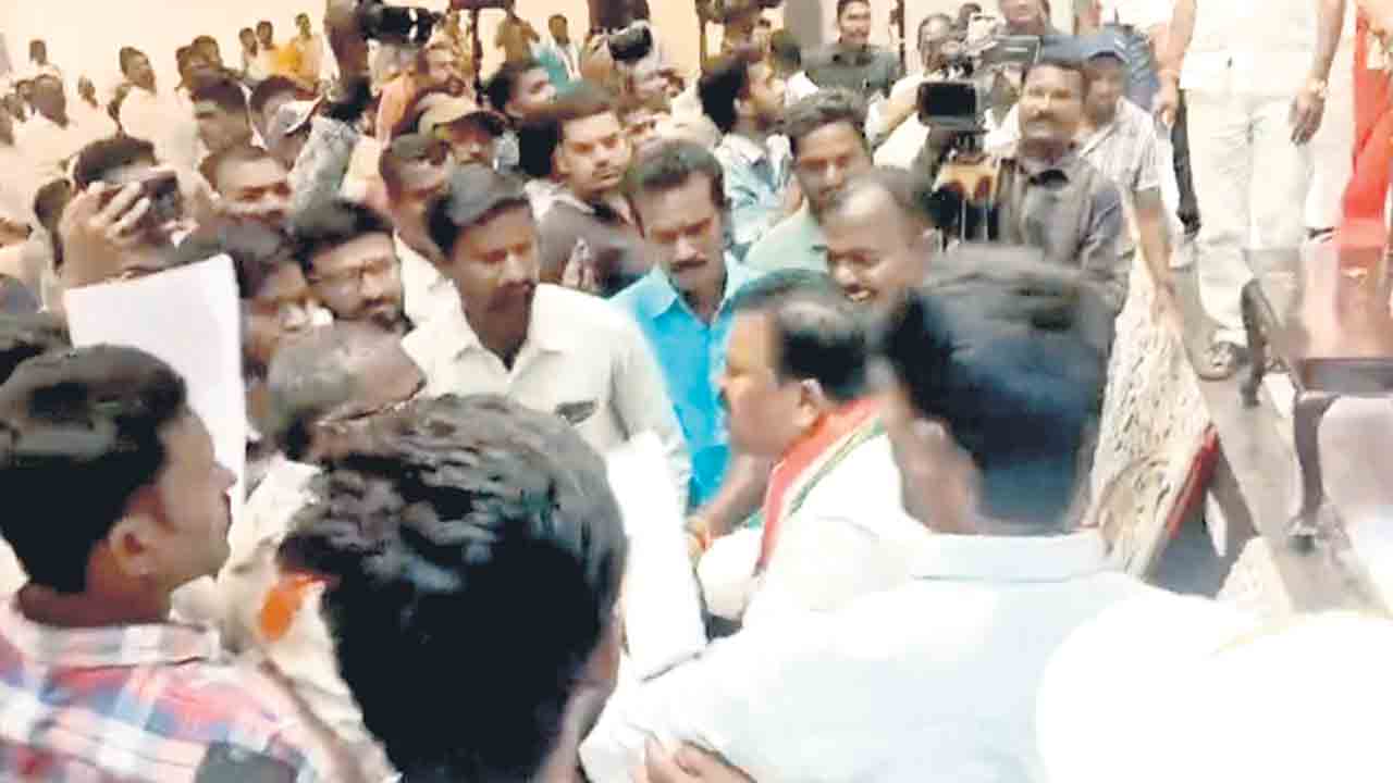 కార్యకర్తపైకి కవ్వంపల్లి