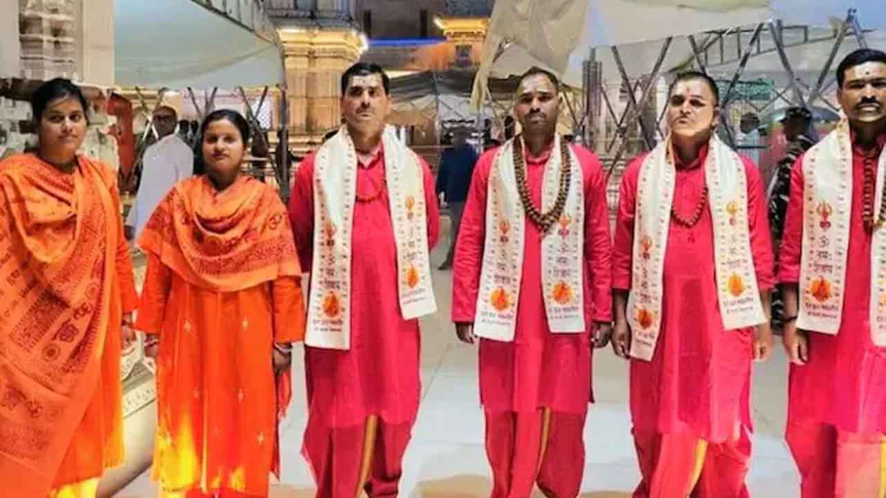 Dress Code | పూజారుల దుస్తుల్లో పోలీసులు.. కాశీ విశ్వనాథుడి గుడిలో ఖాకీల డ్రెస్‌కోడ్‌