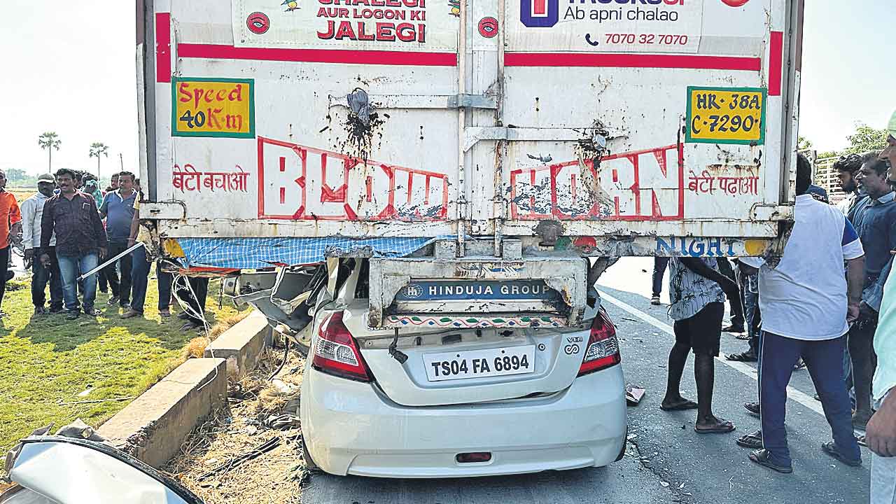 కంటైనర్‌ కిందికి దూసుకెళ్లిన కారు