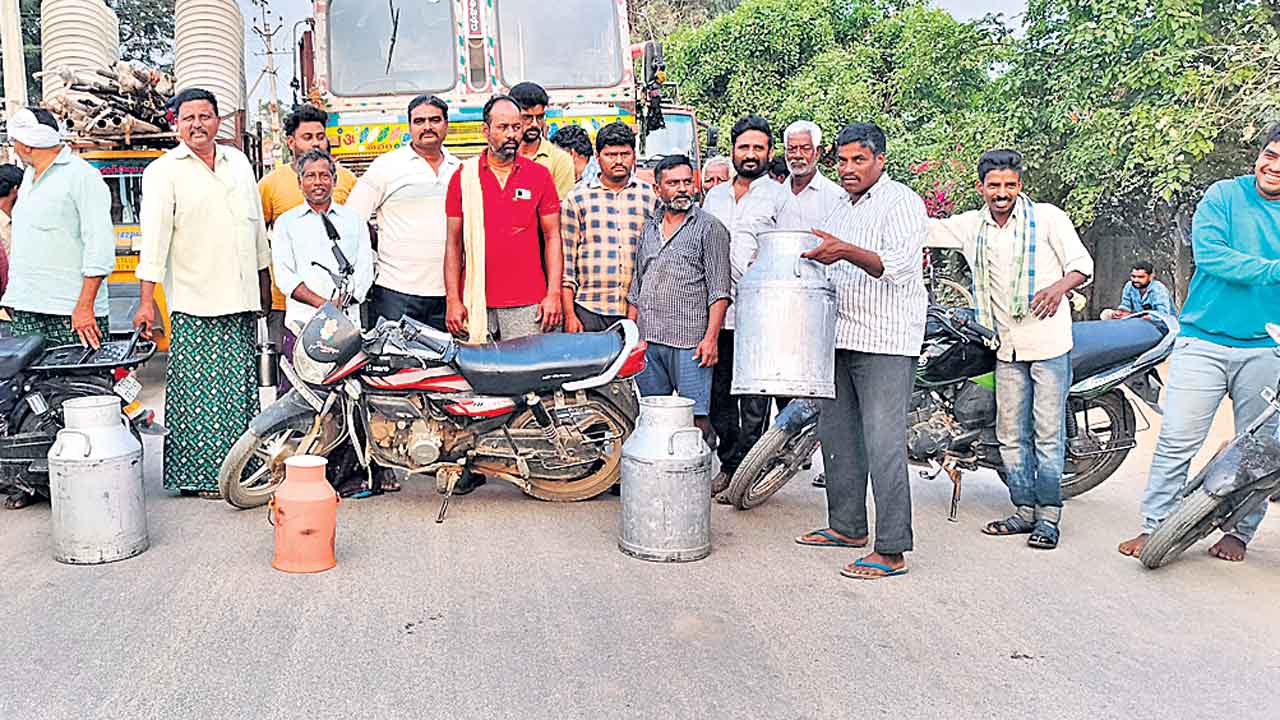 పాడిరైతులకు పైసల్లేవు.. విజయ డెయిరీ.. 80 కోట్లు బకాయి