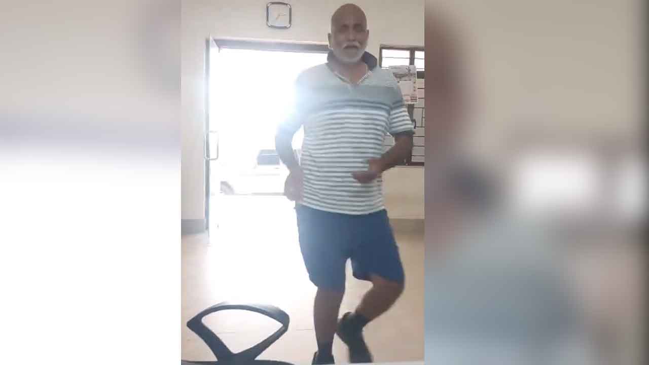 Viral video | పోలీస్ స్టేషన్‌ను డ్యాన్స్‌ క్లబ్‌గా మార్చిన కాంగ్రెస్ జెడ్పీటీసీ భర్త.. వీడియో వైరల్‌