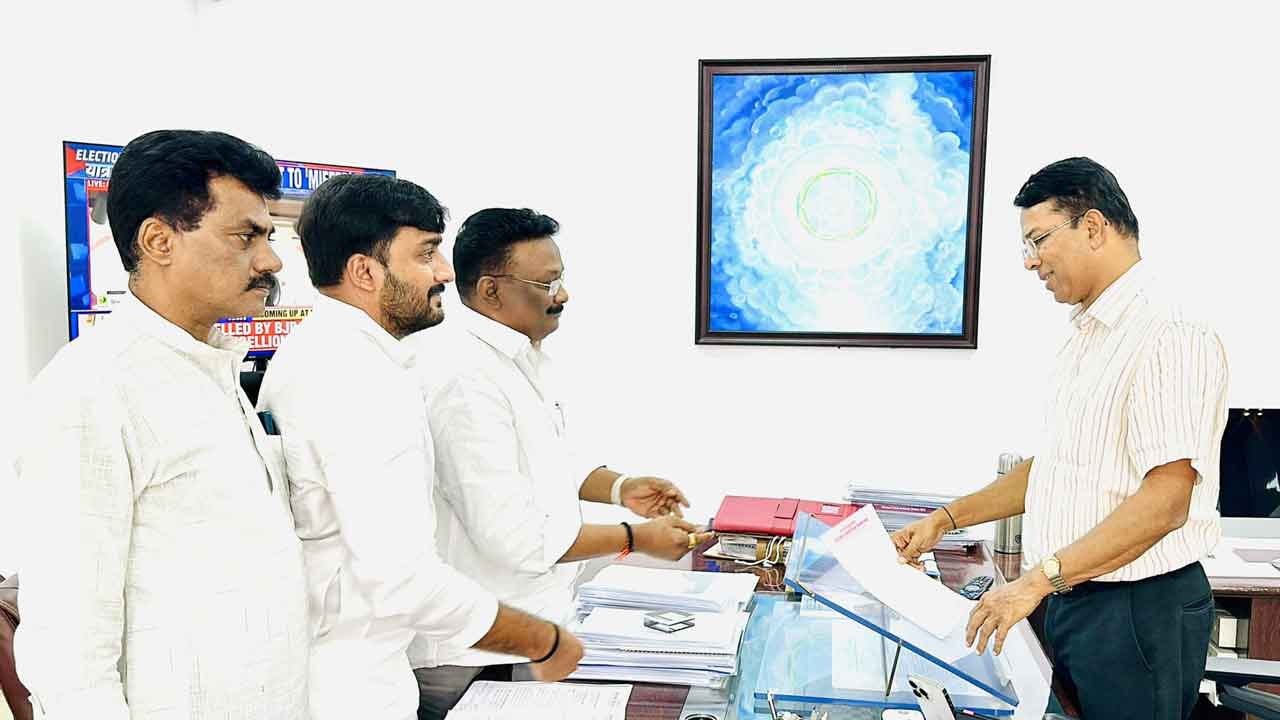 ఆదిలాబాద్‌ బీజేపీ అభ్యర్థిపై ఫిర్యాదు