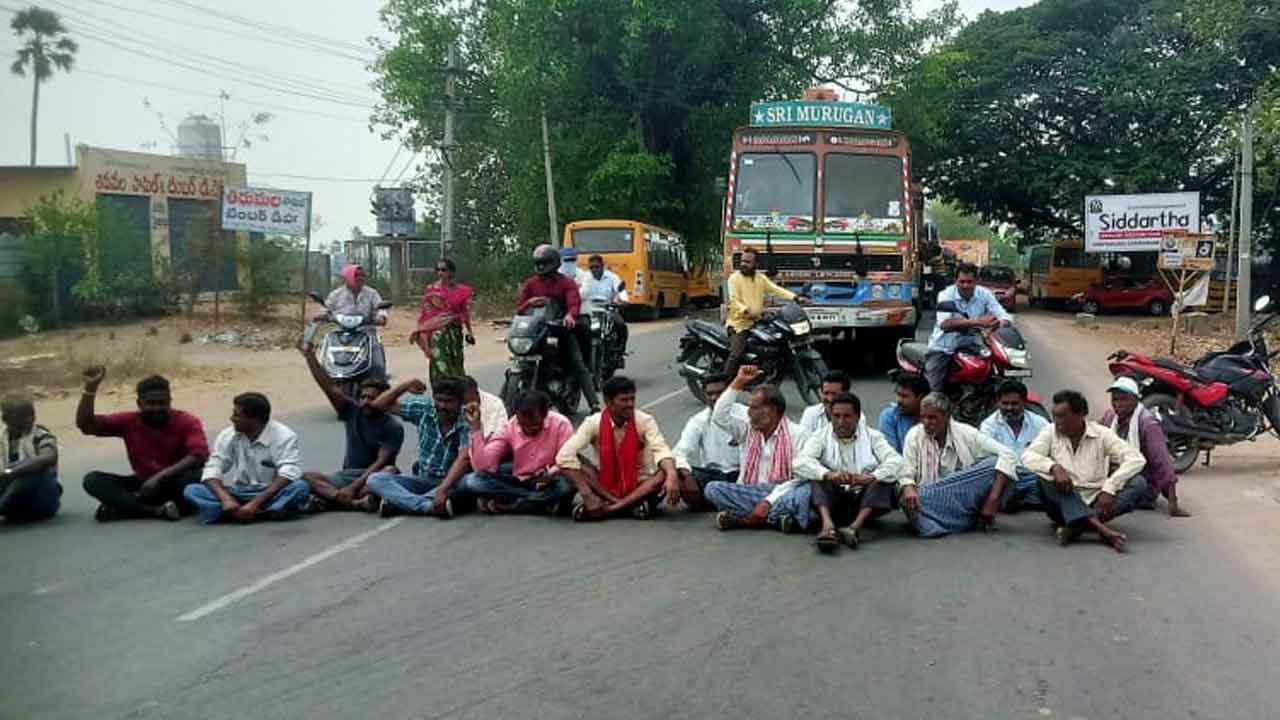 Farmers dharna | ఎస్సారెస్పీ కెనాల్‌కు నీళ్లివ్వాలని రైతుల ధర్నా