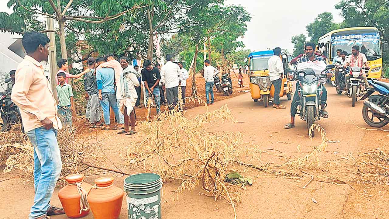తాగునీటికోసం యువకుడి నిరసన