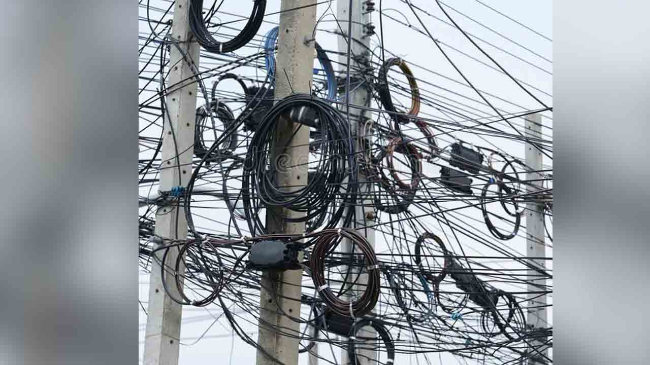 Cable Wires | నడినెత్తిపై ముప్పు.. కరెంటు స్తంభాలపై వేలాడుతున్న కేబుళ్లు