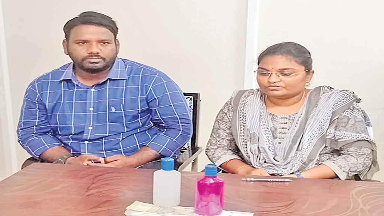 ఏసీబీ వలలో ఐదుగురు ఉద్యోగులు