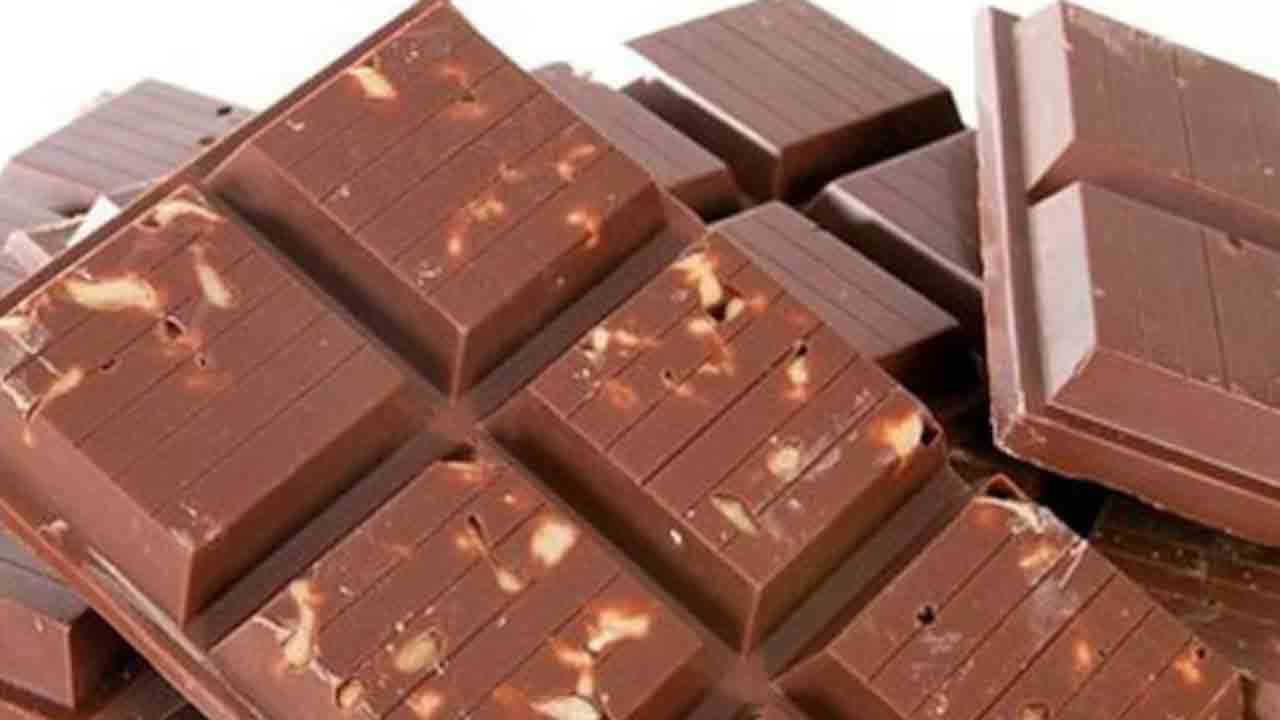 expired chocolates | గడువు ముగిసిన చాక్లెట్లు తిన్న పాప.. రక్త వాంతులతో ఆసుపత్రిపాలు