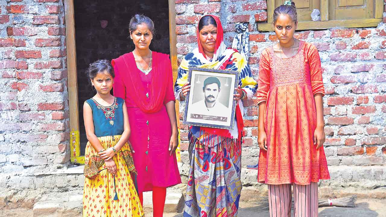 Parigi | కలిసిరాని దిగుబడి.. మీదపడ్డ పెట్టుబడి.. కష్టాల కడలిలో రైతు కుటుంబం