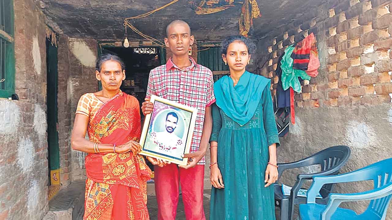 పంటలు దూరమై.. అప్పులు భారమై..!