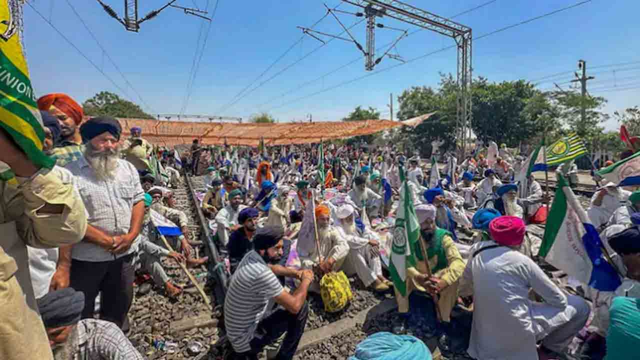 farmers protest | నాల్గవ రోజుకు చేరిన పంజాబ్‌ రైతుల నిరసన.. 54 రైళ్లు రద్దు