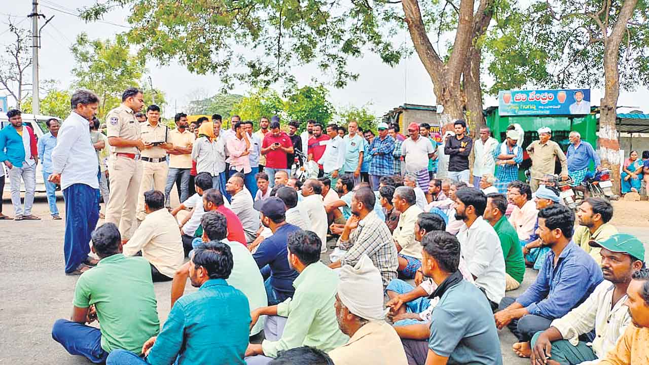 సాగునీటి కోసం రోడ్డెక్కిన రైతులు