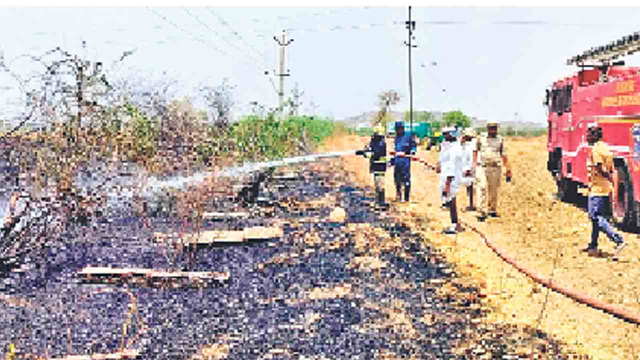 మంటలను ఆర్పుతున్న ఫైర్‌ సిబ్బంది