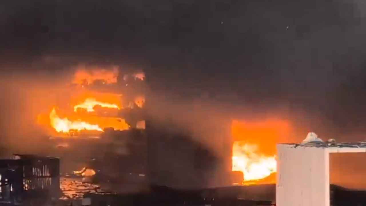 Fire accident | బండ్లగూడ సూపర్ మార్కెట్‌లో భారీ అగ్ని ప్రమాదం : వీడియో