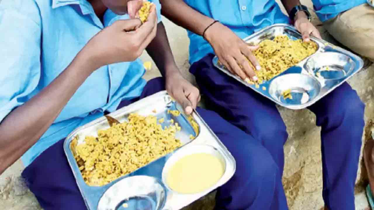 Telangana | 50 రోజుల్లో 135 మంది గురుకుల విద్యార్థుల‌కు ఫుడ్ పాయిజ‌న్.. విద్యాశాఖ మంత్రి ఎక్క‌డ‌..?