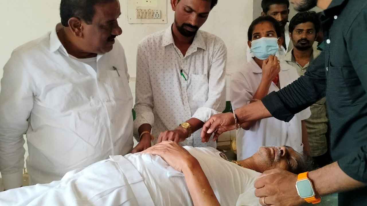 Gadwala | ఎన్నికల ప్రచారంలో కొట్టుకున్న కాంగ్రెస్ నాయకులు.. సీనియర్ నేతకు తీవ్ర గాయాలు