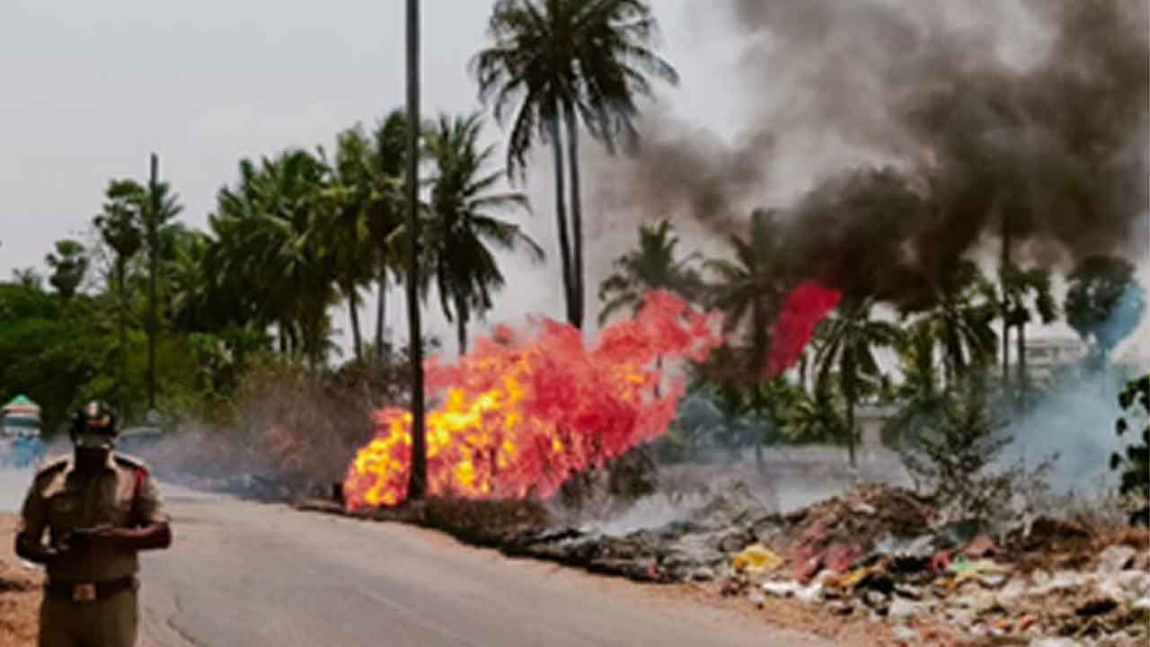 Gas pipeline Leak | పెనుమల్లిలో గ్యాస్‌ పైపులైన్‌ లీక్‌.. భారీగా ఎగిసిపడుతున్న మంటలు