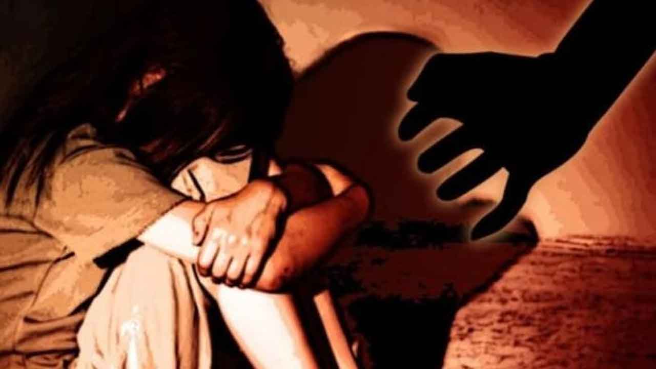 Misbehave | యువతి పట్ల అసభ్య ప్రవర్తన.. ఇద్దరు పోకిరీలపై కేసు నమోదు