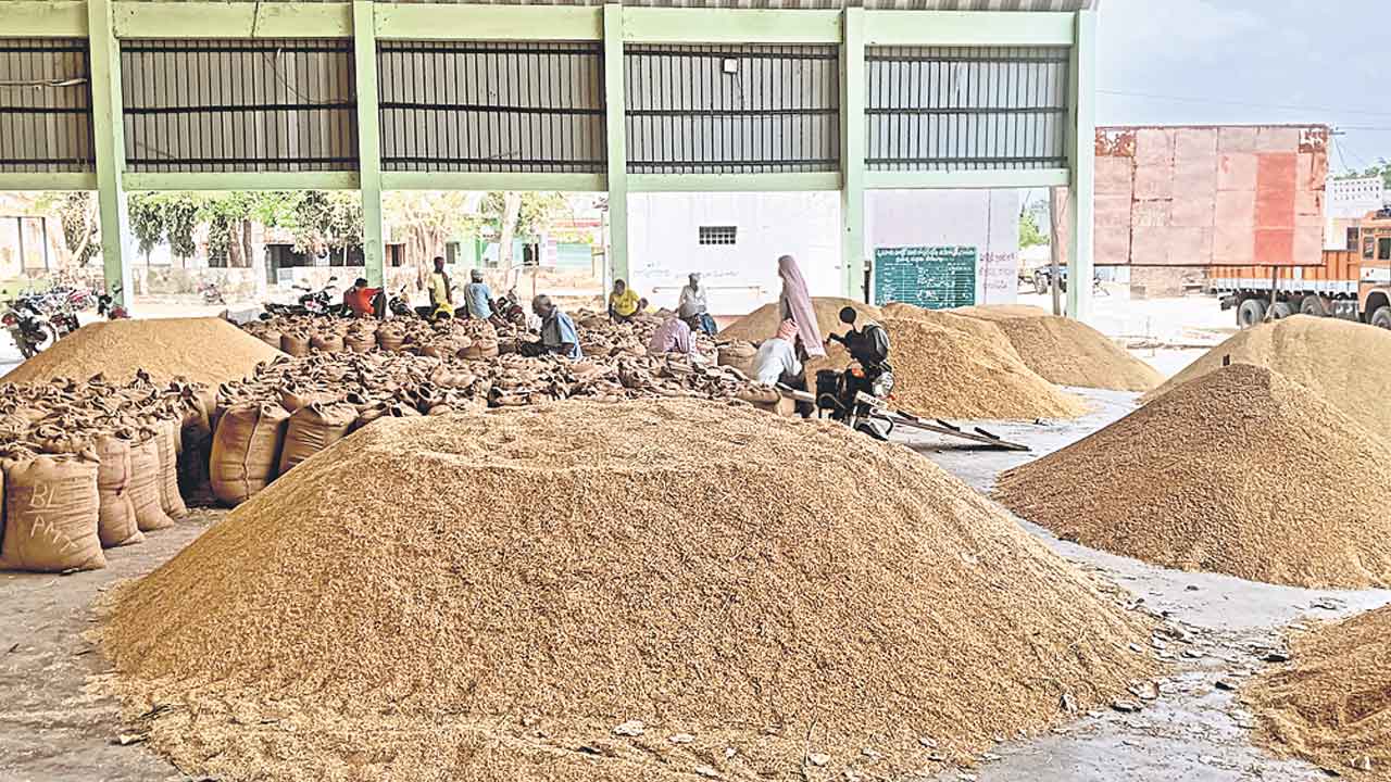 Paddy Procurement | రమణా.. లోడెత్తడం లేదురా! టెండర్లలో కొన్న ధాన్యం ఎక్కడిది అక్కడే!