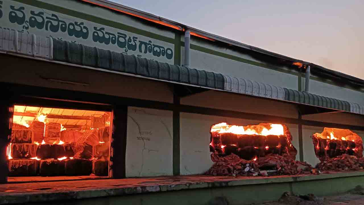 పెబ్బేరు మార్కెట్‌ యార్డులో భారీ అగ్నిప్రమాదం