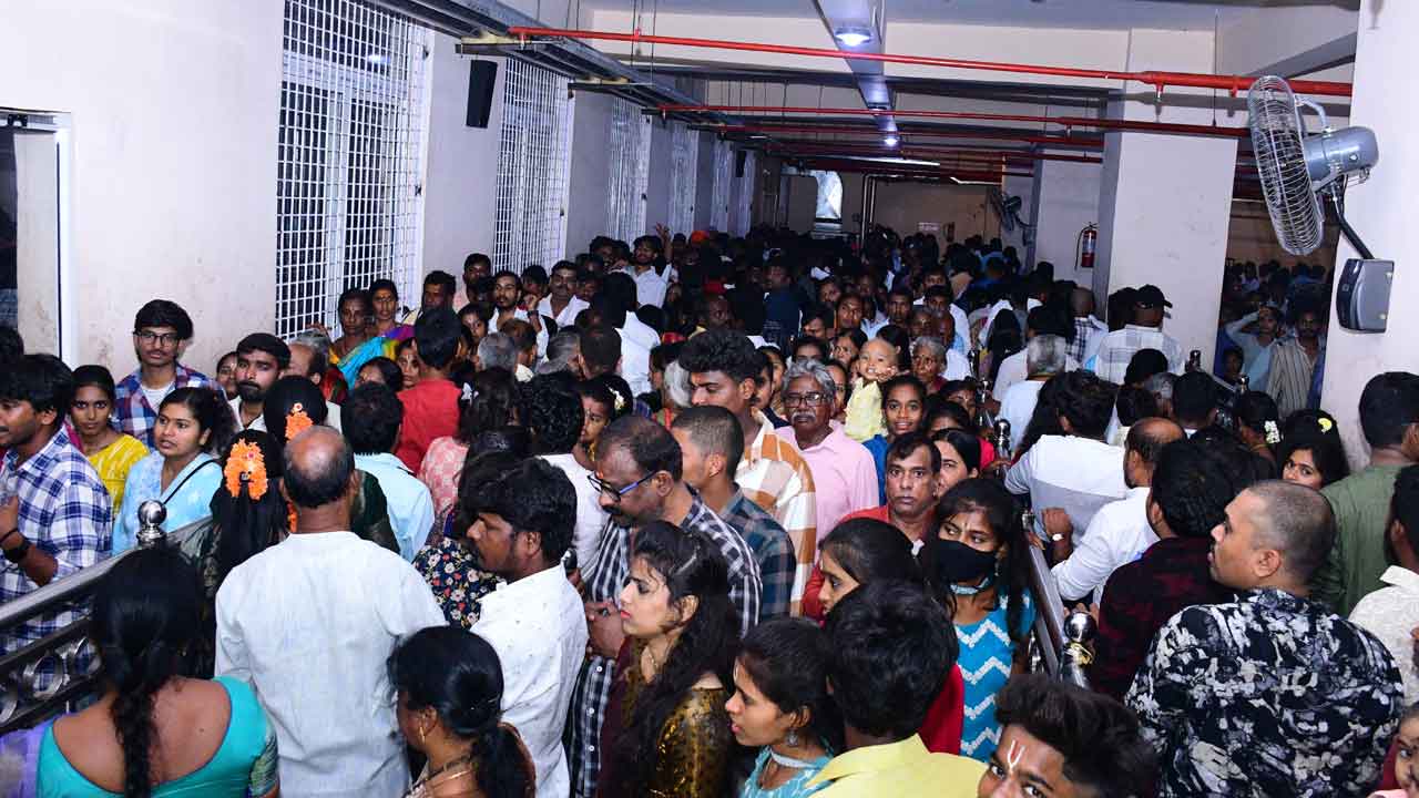 Yadagirigutta | యాదగిరిగుట్ట ఆలయానికి పోటెత్తిన భక్తజనం