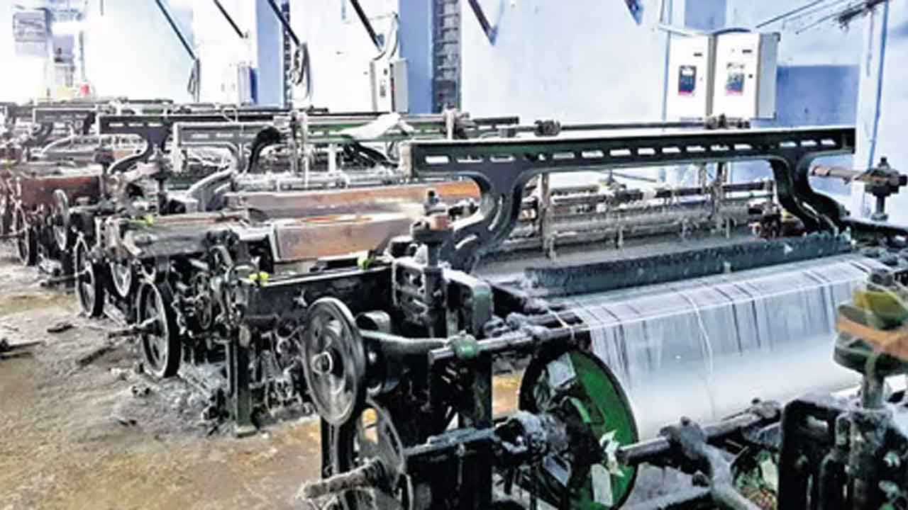 Handloom sector | బడ్జెట్‌లో నేతన్నలకు అన్యాయం..సర్కారుపై నేతన్నల నిరసన