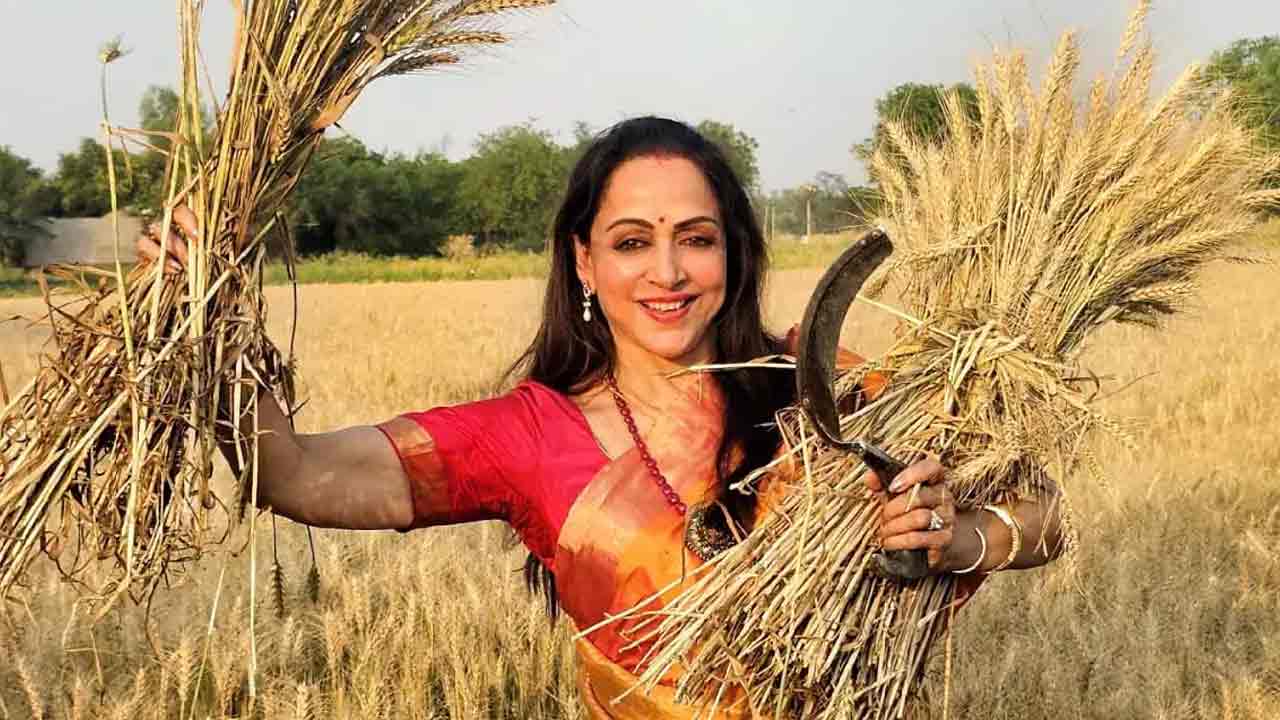 Hema Malini: పంట పొలాల్లో గోధుమ రైతుల‌తో హేమా మాలినీ…