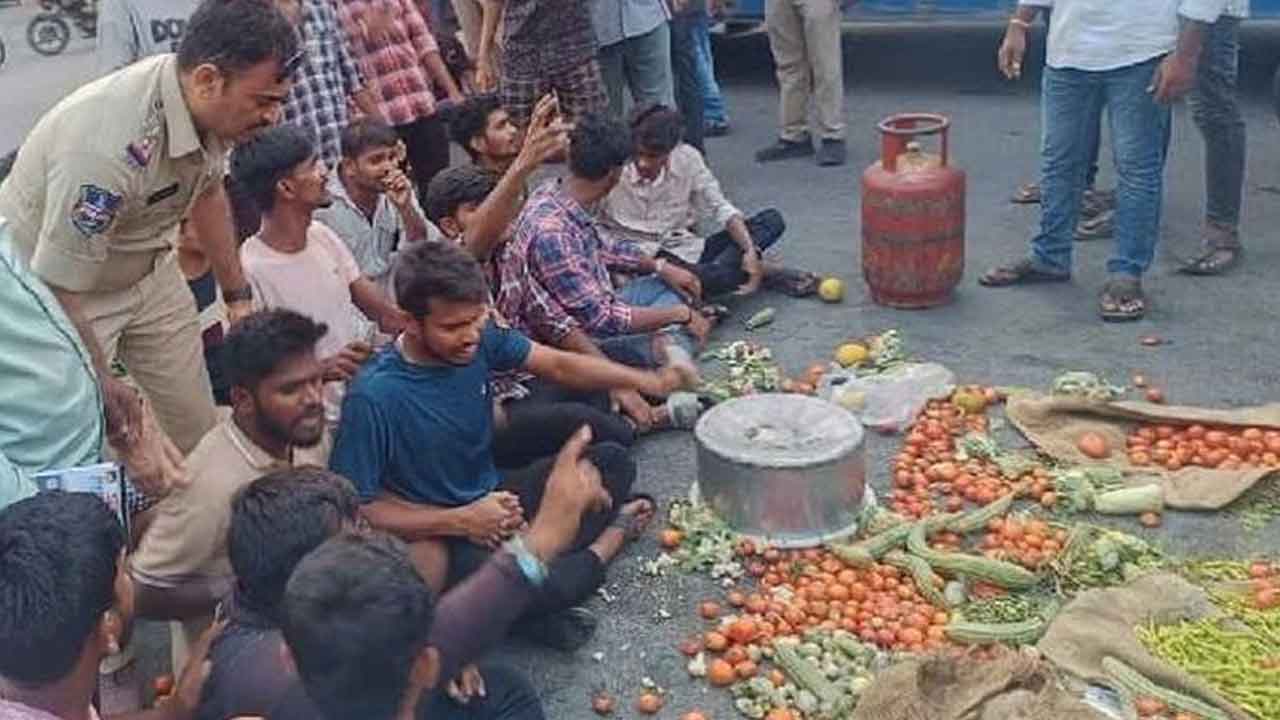 Students protest | కుళ్లిన కూరగాయలతో భోజనం.. రోడ్డెక్కిన విద్యార్థులు