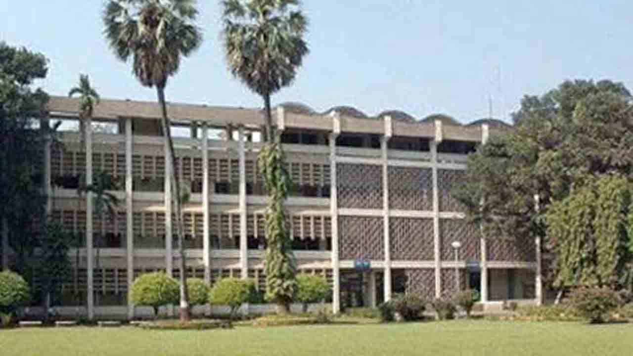 IIT Bombay | ఐఐటీ బాంబే విద్యార్ధుల్లో 36 శాతం మందికి ద‌క్క‌ని జాబ్ ఆఫ‌ర్లు