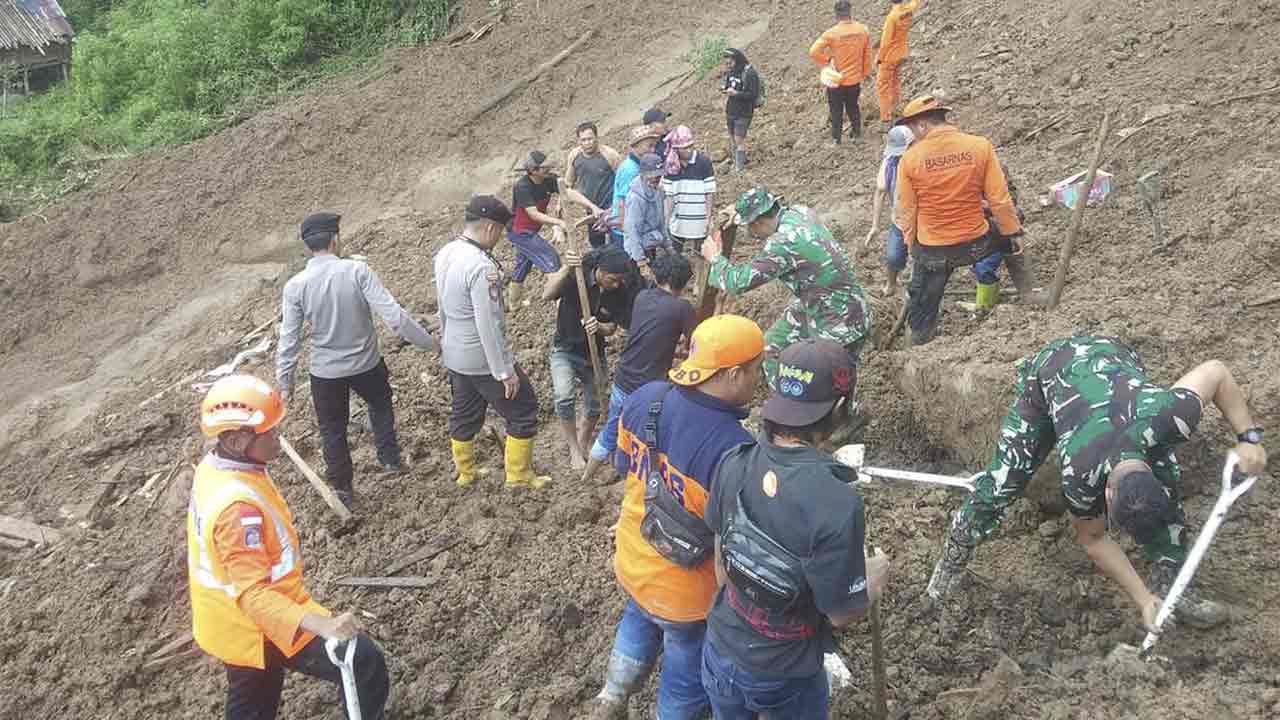 Indonesia landslide: ఇండోనేషియాలో కొండ‌చ‌రియ‌లు విరిగి 18 మంది మృతి
