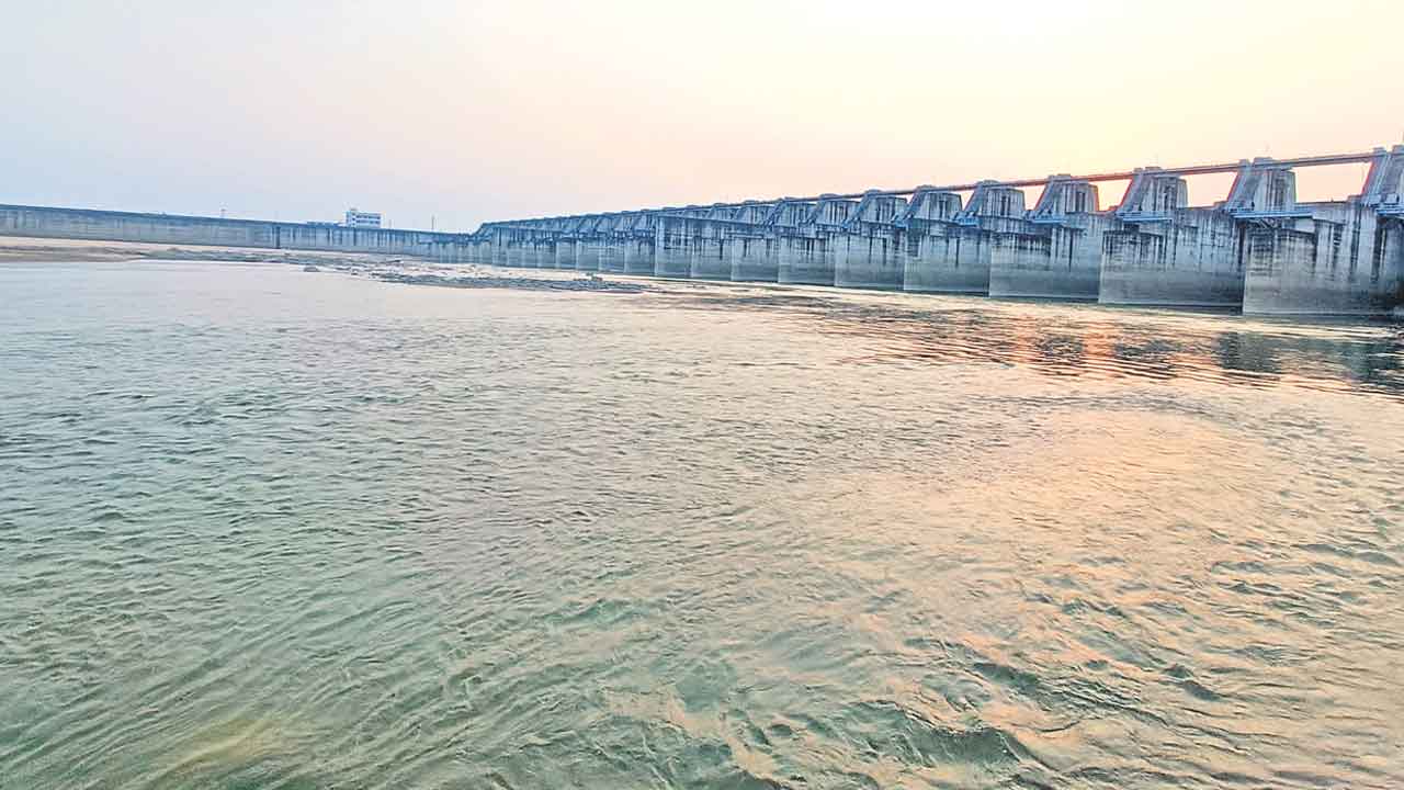 Irrigation Projects | సాగునీటి నిర్వహణలో సర్కారు తికమక.. సుందిళ్ల నీళ్లు నదిలోకి విడుదల
