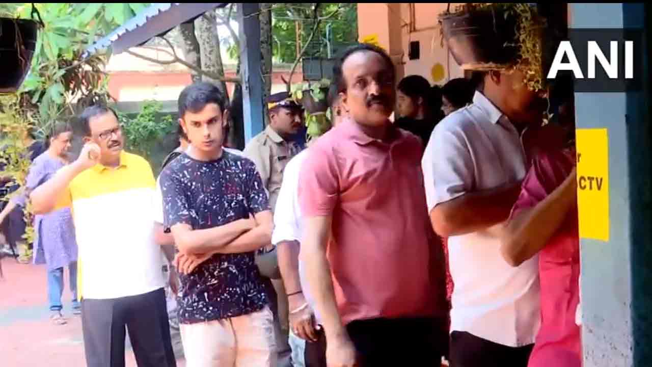 ISRO Chief: ఓటేసేందుకు క్యూక‌ట్టిన ఇస్రో చీఫ్‌.. వీడియో