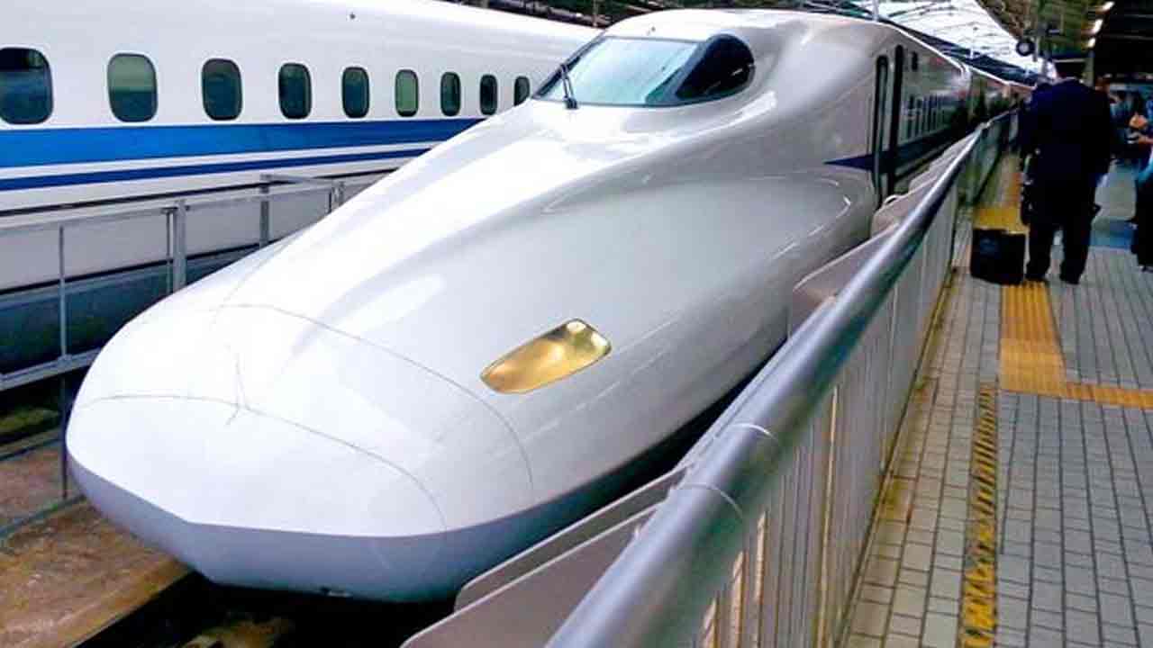 Bullet Train: బుల్లెట్ రైలులో స్నేక్‌.. జ‌ర్నీ 17 నిమిషాలు ఆల‌స్యం