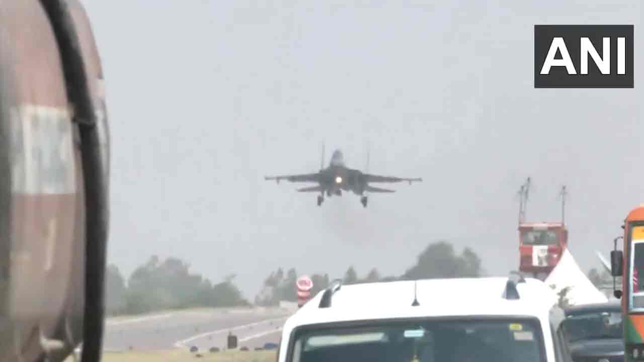 IAF jets: ల‌క్నో-ఆగ్రా ఎక్స్‌ప్రెస్‌వేపై ఫైట‌ర్ విమానం విన్యాసాలు