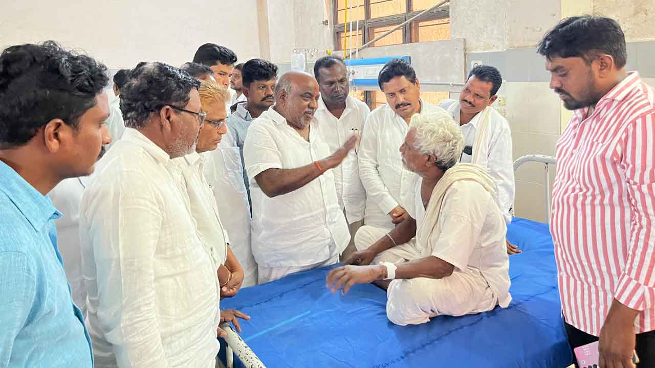 Adilabad | ఉపాధి కూలీలపై తేనేటి గల దాడి.. 100 మంది కూలీలకు గాయాలు