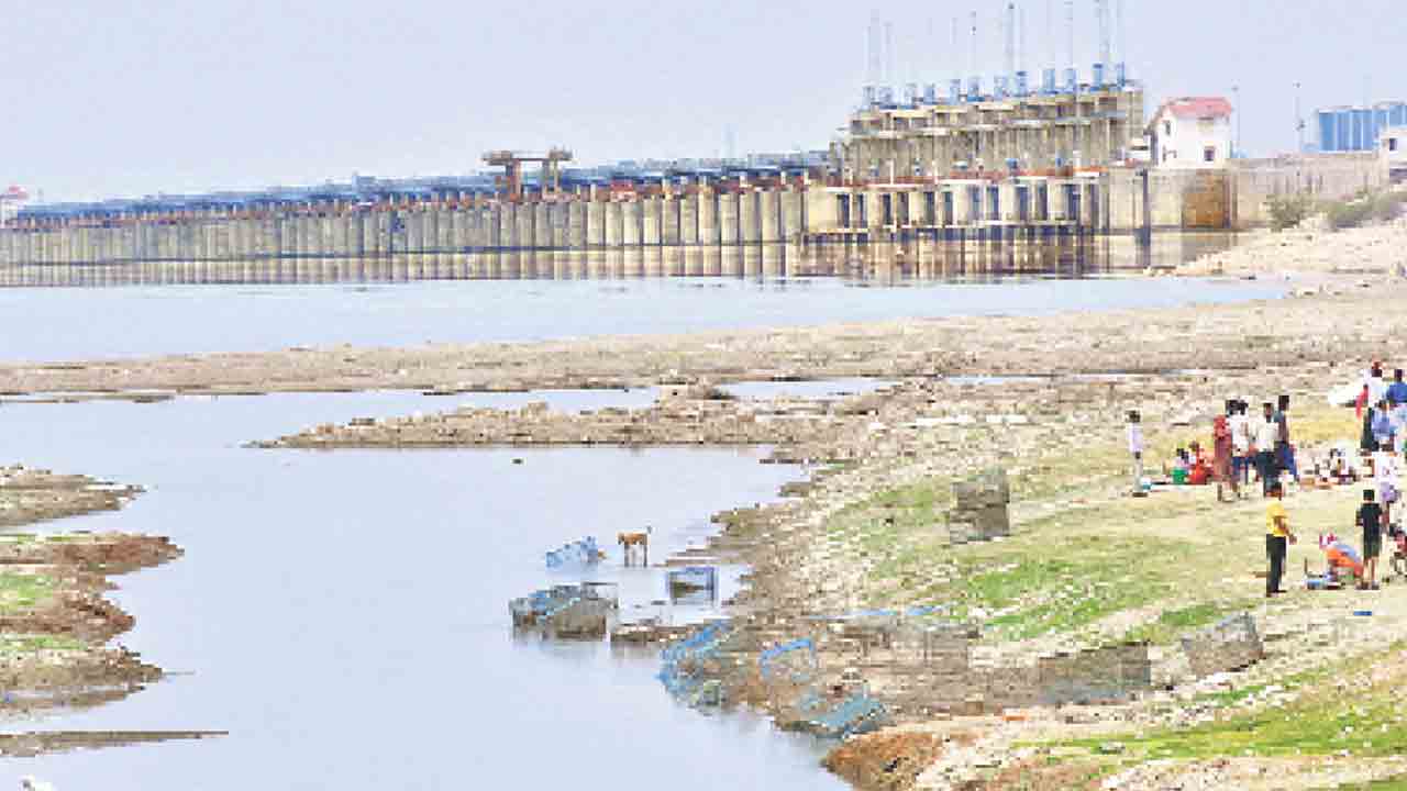 Jurala Project | ఎగువన వర్షాలు.. జూరాలకు స్వల్పంగా వరద