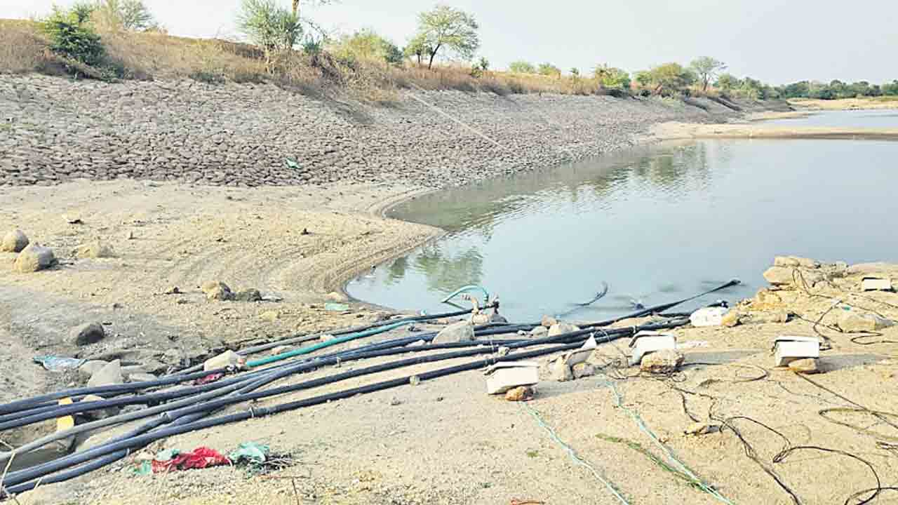 పంటలను కాపాడుకునేందుకు ఆపసోపాలు