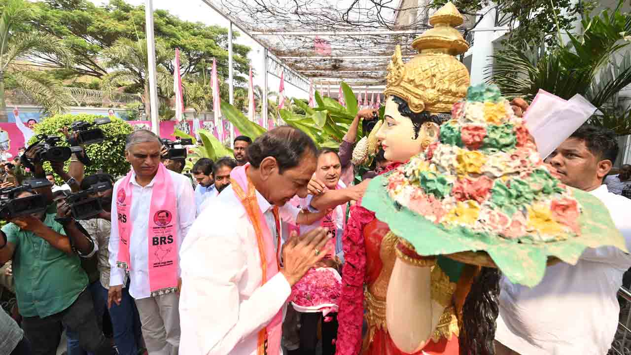 KCR | తెలంగాణ భ‌వ‌న్‌కు చేరుకున్న బీఆర్ఎస్ అధినేత కేసీఆర్