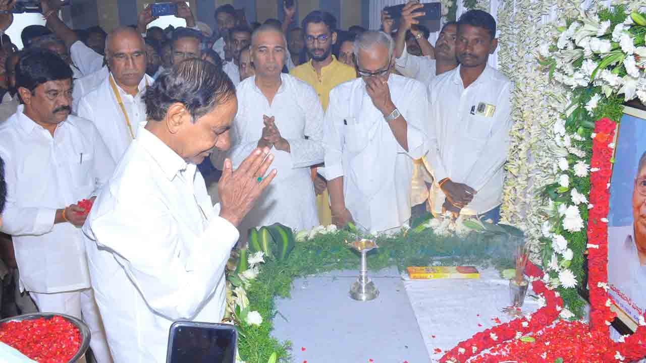 KCR | జ‌గిత్యాల ఎమ్మెల్యే సంజ‌య్ కుమార్‌ను ప‌రామ‌ర్శించిన కేసీఆర్