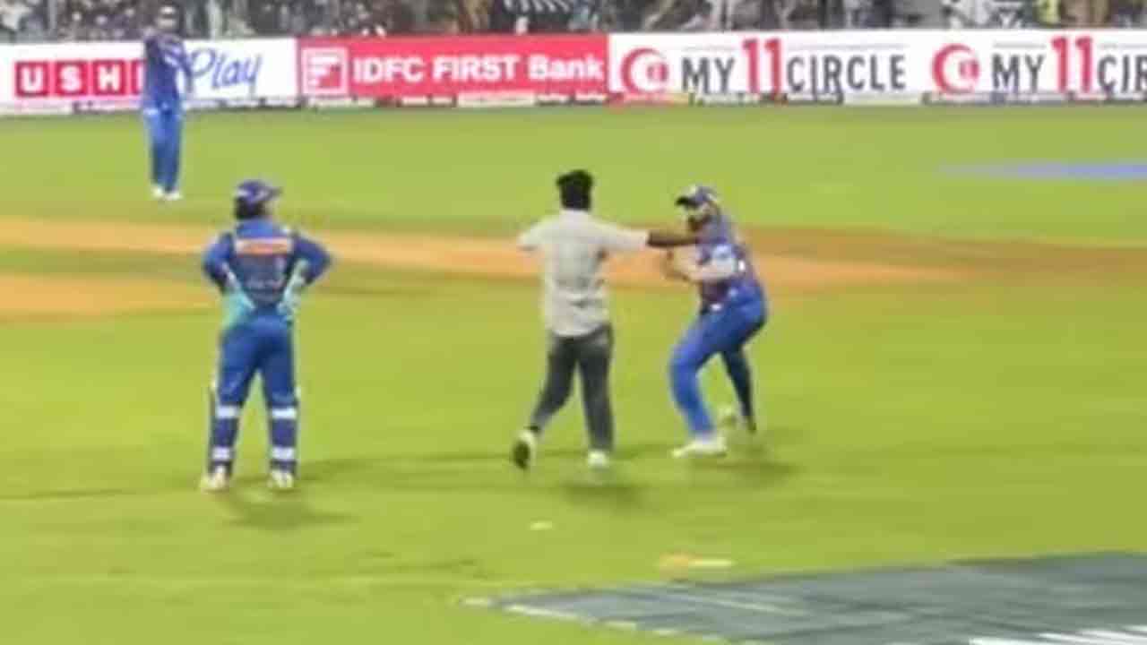 Rohit Sharma: మైదానంలోకి దూసుకొచ్చిన అభిమాని.. భ‌య‌ప‌డ్డ రోహిత్ శ‌ర్మ‌.. వీడియో