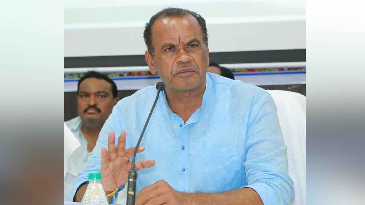 కేసీఆర్‌ తలకాయ మేం తీసేయాలా?