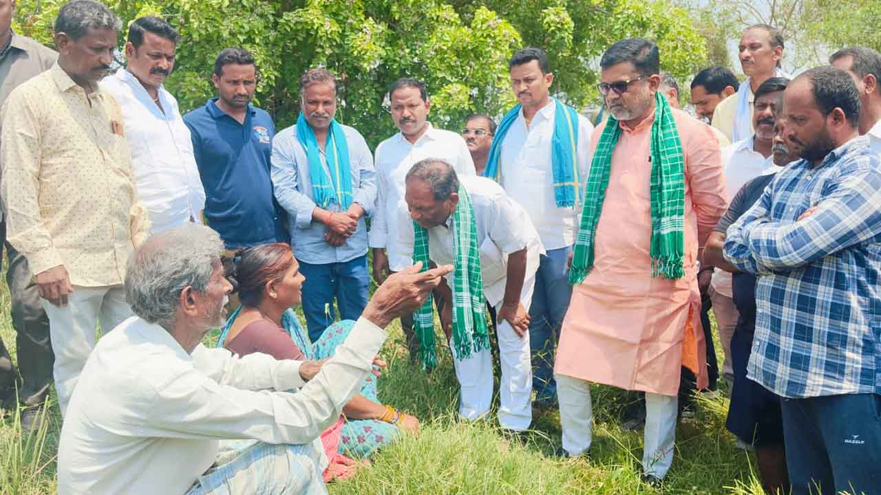 Koppula Eshwar | మంథనిలో ఎండిన పంటలను పరిశీలించిన మాజీ మంత్రి కొప్పుల