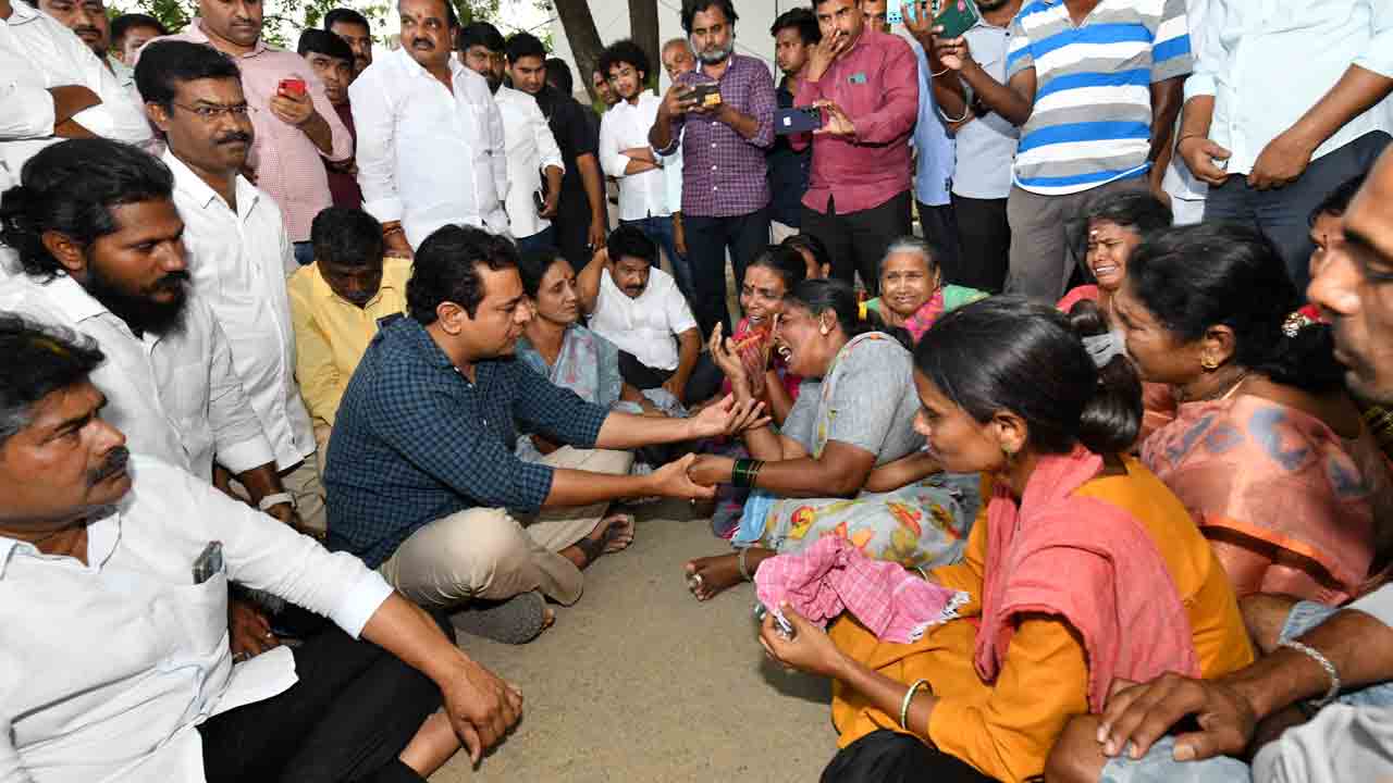 KTR | అప్పుల బాధ‌తో నేత‌న్న ఆత్మ‌హ‌త్య‌.. కుటుంబ సభ్యుల‌కు కేటీఆర్ ప‌రామ‌ర్శ‌