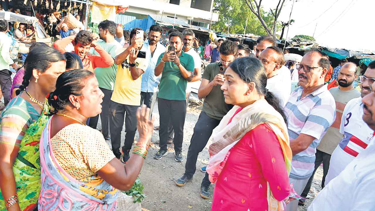 Congress | మళ్లీ ఎనుకటి రోజులు వచ్చినయ్‌.. కాంగ్రెస్‌ను నమ్మి మునిగినం.. ఓ మహిళ ఆవేదన