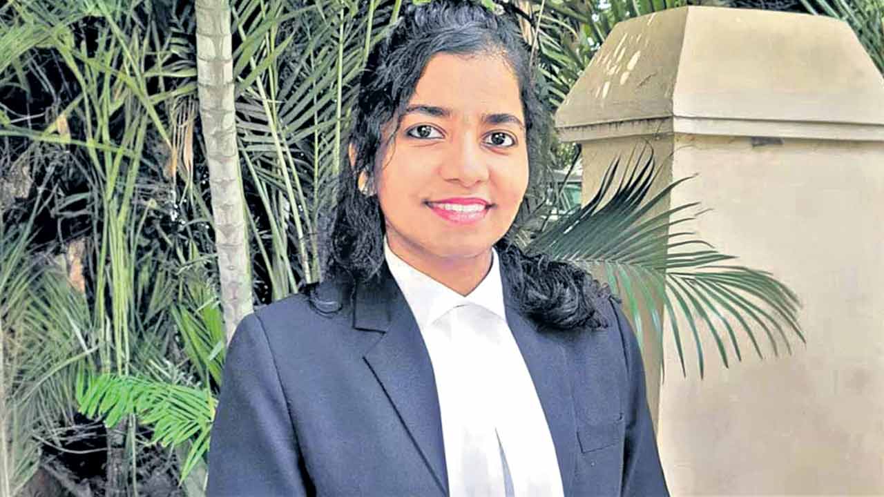 తొలి బధిర న్యాయవాది