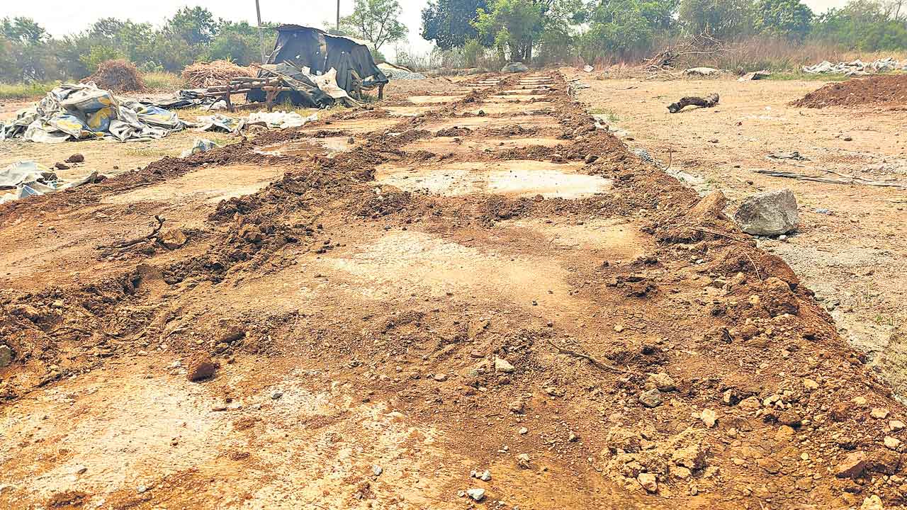 15 లక్షల ఉపాధి నిధులు ‘దారి’మళ్లింపు!