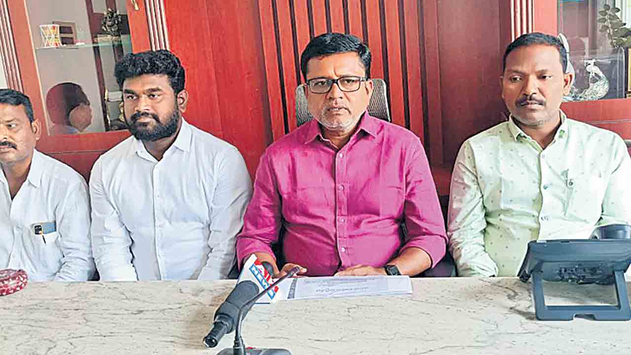 రైతుల కోసం దీక్ష.. పోలీసుల నోటీసులు