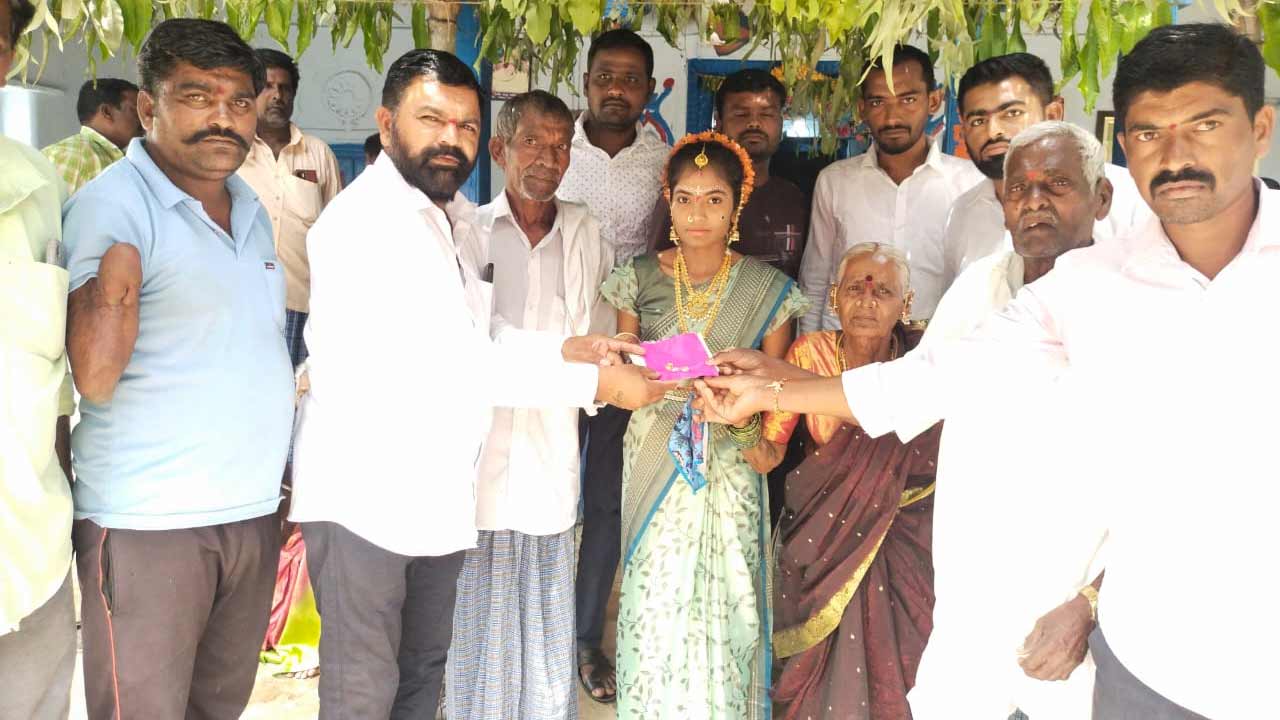 Machareddy | నిరుపేద కుటుంబానికి పుస్తె మట్టెలు అందజేత