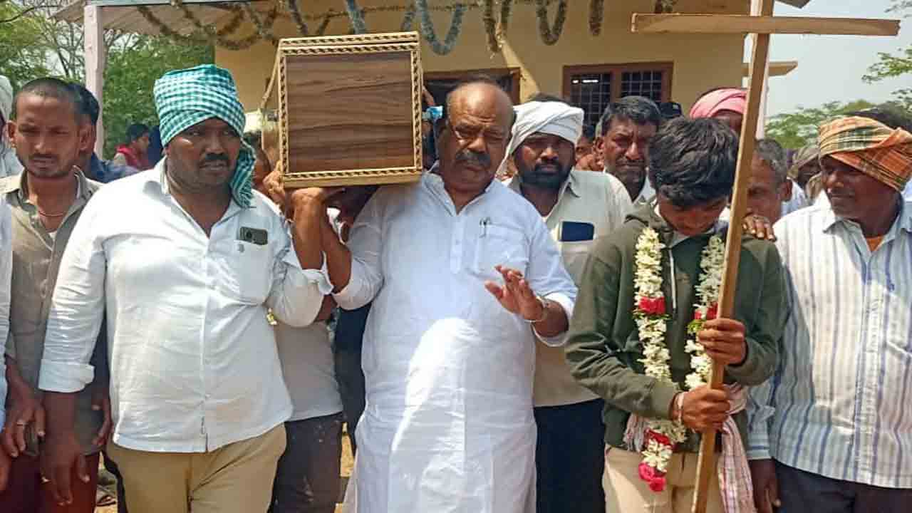 ఉద్యమకారుడు రవీందర్‌కు కన్నీటి వీడ్కోలు